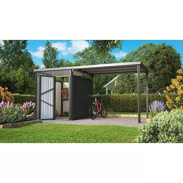 Vitavia Gerätehaus Rheinfelden 78 - Außenmaß inkl. Dachüberstand (B x T): 490 x 245 cm, Stahl, Anthrazit - Dunkelgrauer Metall-Gartenschuppen mit weißen Paneelen und integriertem Carport für geschützten Stauraum und Fahrradparkplatz in einem Garten.