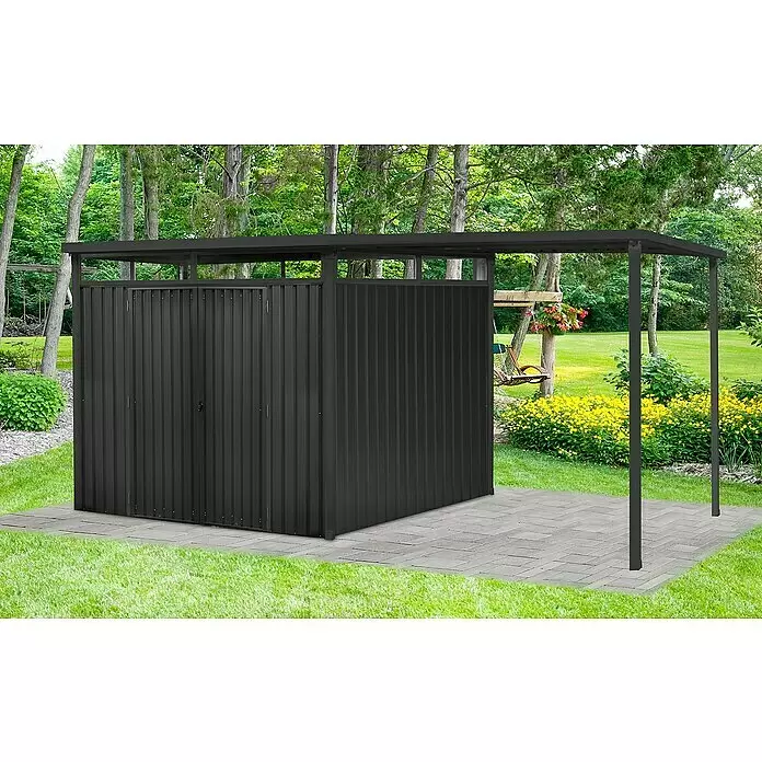 Vitavia Gerätehaus Rheinfelden - Außenmaß inkl. Dachüberstand (B x T): 576 x 245 cm, Stahl, Anthrazit - Dunkelgrauer Metallschuppen mit integriertem Carport auf einer Gartenterrasse.