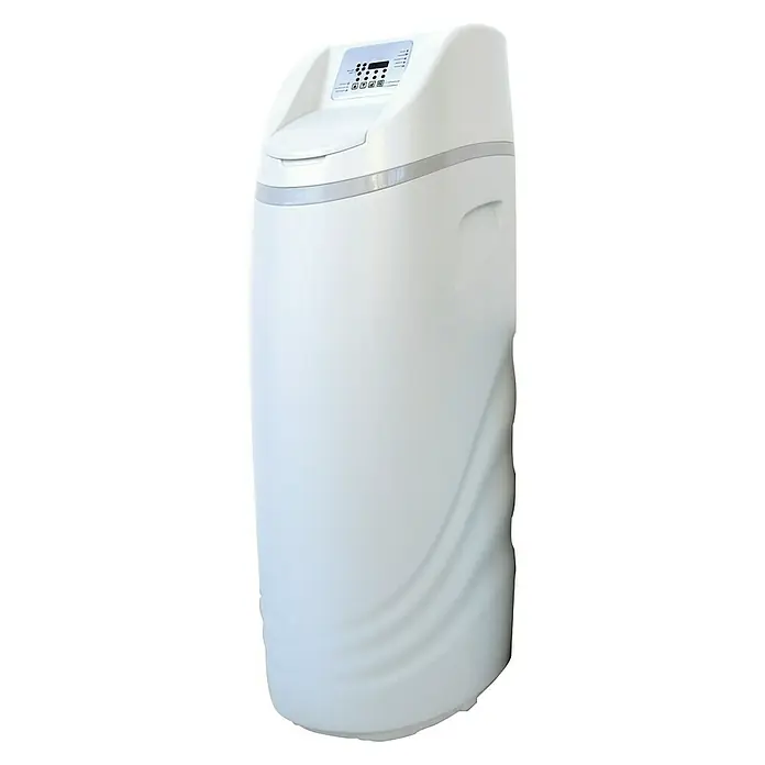 Bb agua Descalcificador de agua Ceramic Pilot 2.5 - 2.500 l/h, Capacidad/Consumo de sal: 3,75 kg - Descalcificador de agua blanco con pantalla digital. El aparato es elegante y tiene un aspecto moderno con bordes redondeados.