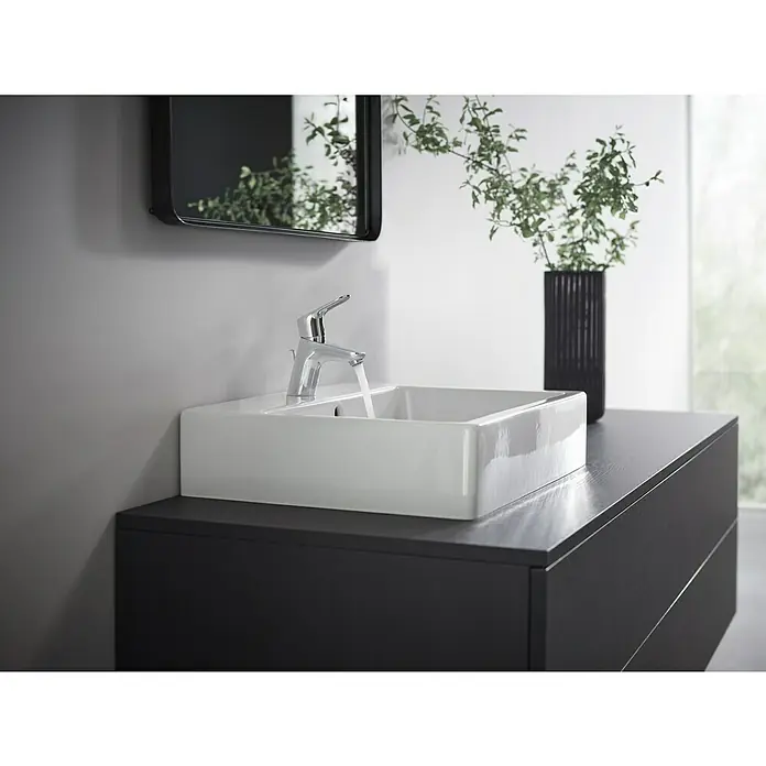 Hansgrohe Waschtischarmatur Focus 70 - Chrom, Glänzend - Elegantes Badezimmerwaschbecken mit modernem Wasserhahn, stilvoller Spiegel und dekorativer Vase für ein luxuriöses Ambiente.