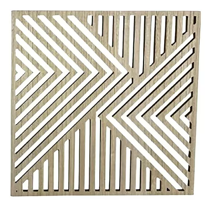 Wandobjekt - Ando II, Natur, 77 x 77 cm - Helles Holz-Dekorpanel mit komplexem geometrischem Muster aus diagonalen und vertikalen Ausschnitten.