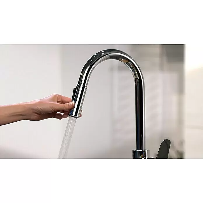 Hansgrohe Spültischarmatur Focus M41 - Chrom, Glänzend - Chrom-Küchenarmatur mit ausziehbarer Brause, von Hand gehalten, Wasser fließt.