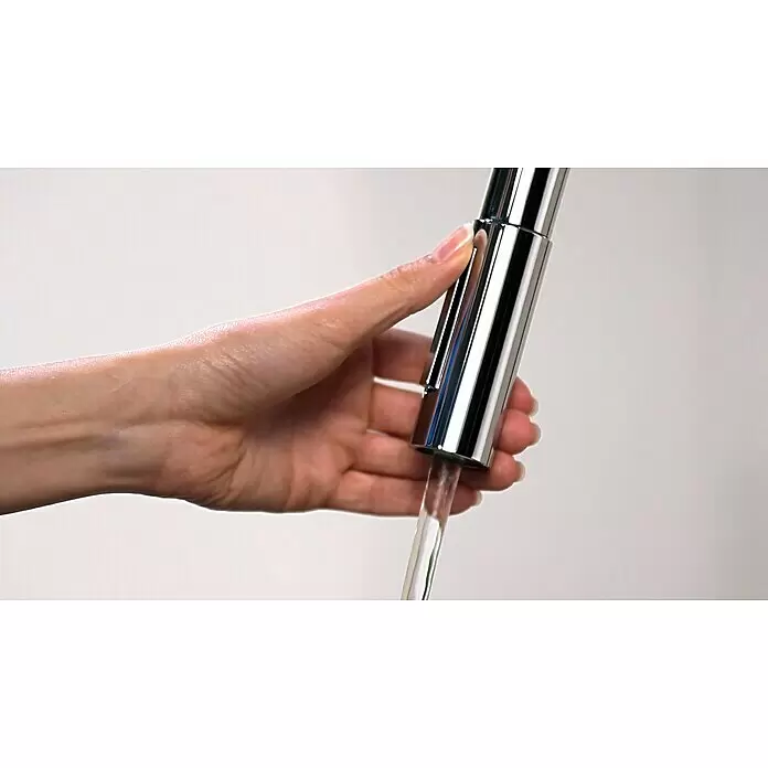 Hansgrohe Spültischarmatur Focus M41 - Chrom, Glänzend - Chromarmatur mit fließendem Wasser, von einer Hand gehalten.