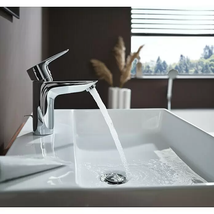 Hansgrohe MySport Waschtischarmatur L - Chrom, Glänzend - Verchromte Badarmatur lässt Wasser in ein modernes, weißes Waschbecken laufen, elegantes Design.