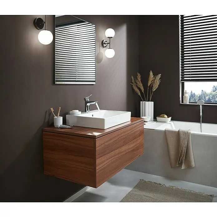 Hansgrohe MySport Waschtischarmatur L - Chrom, Glänzend - Moderne Badezimmerarmatur mit einem stilvollen Waschtisch aus Holz und einem rechteckigen Waschbecken. Die Beleuchtung erfolgt über elegante Wandleuchten.