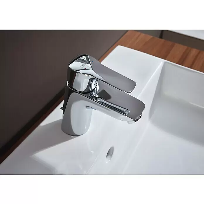 Hansgrohe MySport Waschtischarmatur M - Chrom, Glänzend - Glänzende Hansgrohe Armatur aus Chrom in einem weißen Keramikwaschbecken, mit roten und blauen Temperaturanzeigen auf dem Griff.