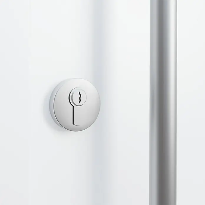 FM Türen Haustür AC68-520 - 100 x 200 cm, DIN Anschlag: Links, Weiß - Nahaufnahme eines silbernen Türschlosses an einer weißen Tür, das Sicherheit und modernes Design vereint.