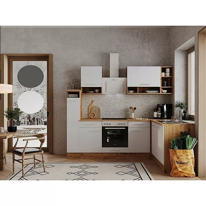 Respekta Winkelküche Hilde - Breite: 250 cm, Weiß, Matt, Holzoptik, Mit Elektrogeräten - Eine moderne Küche mit weißen Schränken, Holz-Arbeitsplatten und integrierten Geräten. Der Raum hat eine graue Wand und einen Teppich.