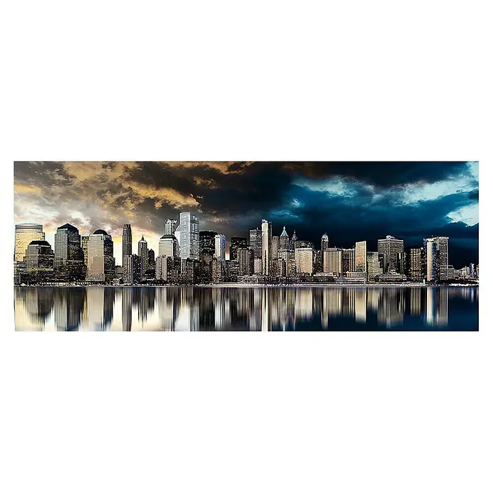 Bild - Gold City, B x H: 150 x 60 cm - Skyline-Panorama: Ein atemberaubender Blick auf die Stadt bei Tag und Nacht, gespiegelt im ruhigen Wasser.