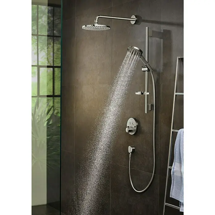 Hansgrohe Grifería termostática empotrable ShowerSelect S - Redonda, Cromo, Brillante - Esta imagen presenta un moderno sistema de ducha con rociador y ducha de mano, chorro de agua y accesorios en una pared oscura.