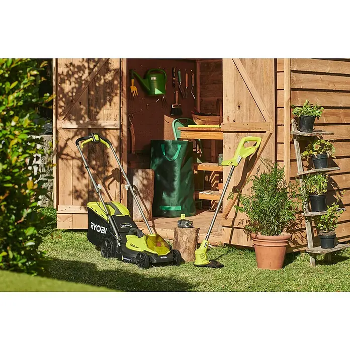 Ryobi ONE+ Akku-Rasenmäher-Set Kombo-Kit RLM1833BLT1825M mit Akku-Rasentrimmer - 1 Akku, 4 Ah - Ein Rasenmäher und ein Trimmer der Marke Ryobi stehen vor einem Gartenschuppen.