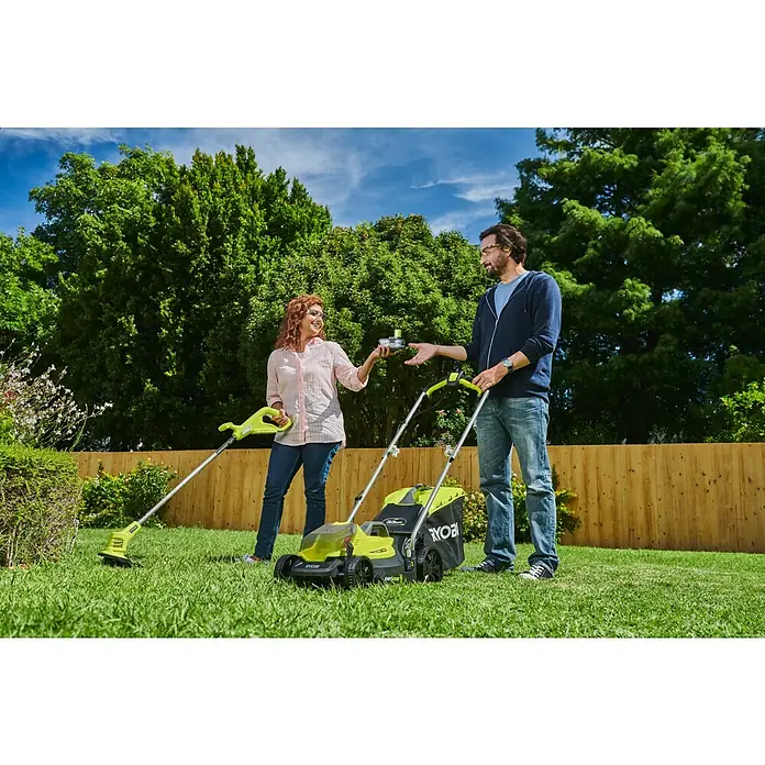 Ryobi ONE+ Akku-Rasenmäher-Set Kombo-Kit RLM1833BLT1825M mit Akku-Rasentrimmer - 1 Akku, 4 Ah - Ein Paar im Garten mit einem RYOBI Rasenmäher und einem Rasentrimmer, wobei die Frau dem Mann einen Akku reicht.