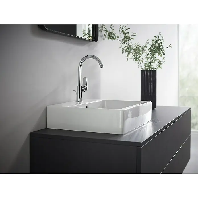 Hansgrohe Logis Waschtischarmatur 210 - Chrom, Glänzend - Elegantes Badezimmerwaschbecken mit modernem Wasserhahn und dunklem Unterschrank, ideal für ein stilvolles Badezimmerdesign.