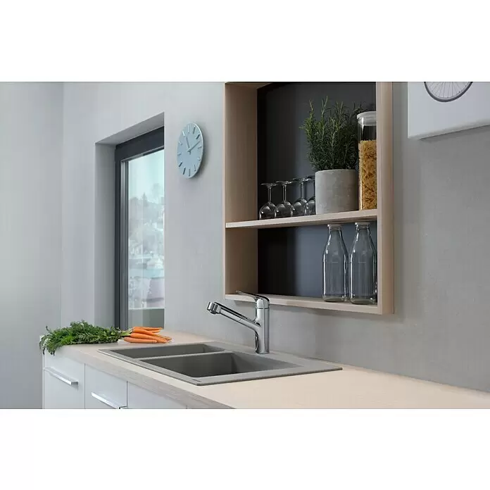 Hansgrohe Focus M41 Spültischarmatur Focus M42 - Chrom, Glänzend - Graue Doppelspüle mit Chromarmatur in heller Holzplatte.