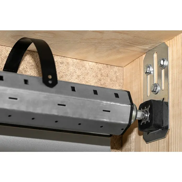 Schellenberg Wandlager Leiselauf Komfort2 Stk. - Detailaufnahme eines Rollladenkastens mit schwarzem Gurtband, montiert mit einer Metallschiene und Schrauben an einer Holzdecke.