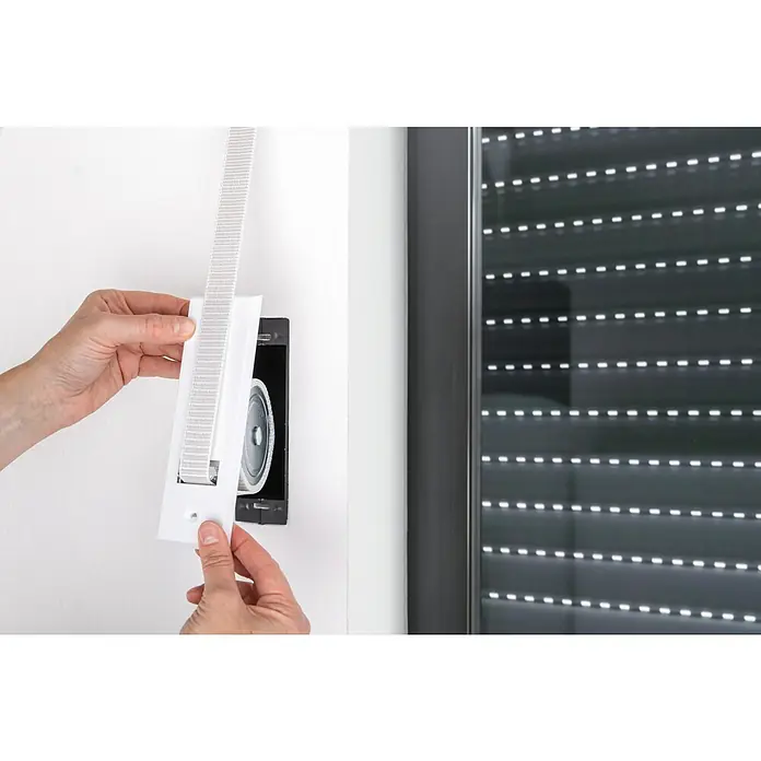 Schellenberg Recogedor de cinta de persiana Maxi - Distancia entre orificios: 135 mm, Anchura de la correa: 23 mm, Máx. Longitud de la cinta: 5,6 m - El control de la persiana enrollable está montado en la pared, con el tensor de la correa bien visible, asegurando el funcionamiento suave de las persianas.