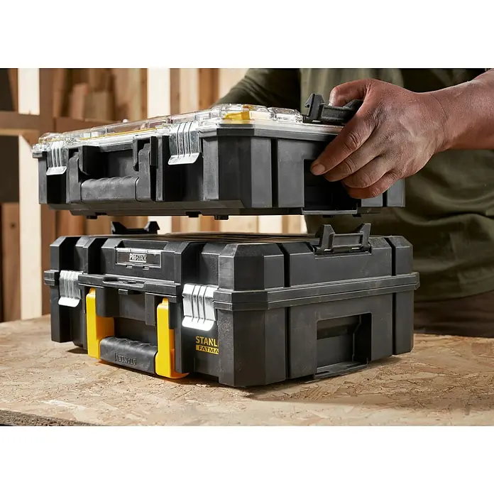 Stanley FatMax Estuche para piezas pequeñas Pro-Stack™ FMST82967-1 - An x Pr x Al: 337 x 440 x 119 mm, Número de compartimentos: 10 ud. - Cajas de herramientas Stanley Fatmax Pro-Stack apiladas, siendo manipuladas por una persona.