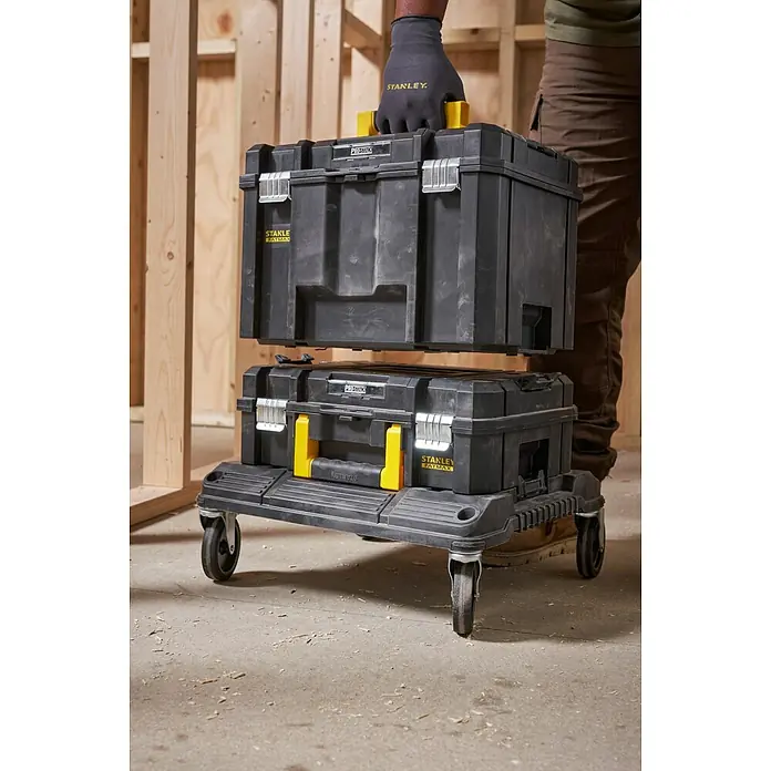 Stanley TSTAK Caja para herramientas grande - 33,2 x 44 x 30,15 cm - Juego de cajas de herramientas: Stanley Fatmax Pro-Stack ofrece almacenamiento móvil y robusto para profesionales, con detalles amarillos.
