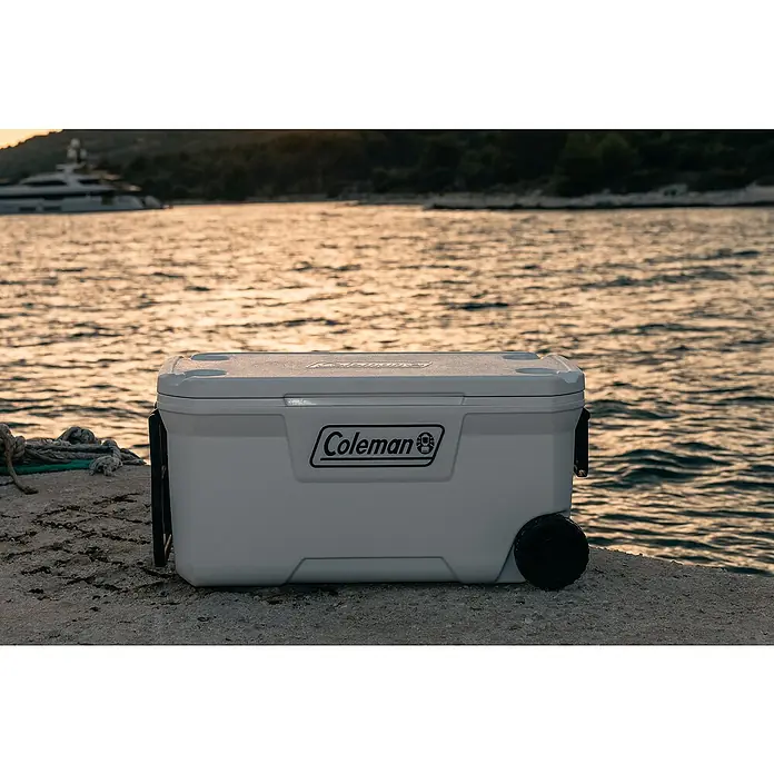 Coleman Nevera de camping Xtreme Marine - L x An x Al: 46,5 x 93 x 45,5 cm, Blanco, 90,2 l, Ruedas - Nevera de la marca Coleman con un paisaje costero escénico de fondo. Perfecta para excursiones y mantener las bebidas frías.