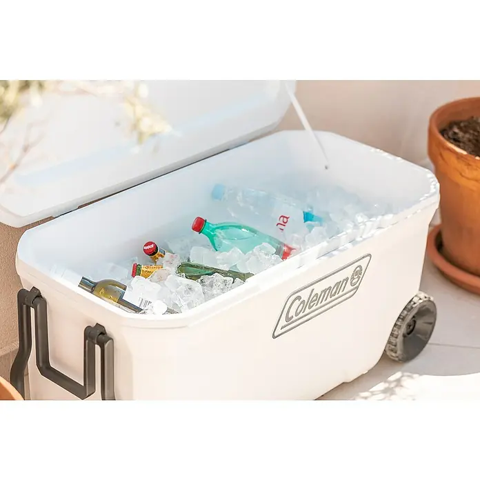 Coleman Nevera de camping Xtreme Marine - L x An x Al: 46,5 x 93 x 45,5 cm, Blanco, 90,2 l, Ruedas - Bebidas heladas en una nevera portátil blanca Coleman con ruedas, ideal para el transporte y refrigeración prolongada.