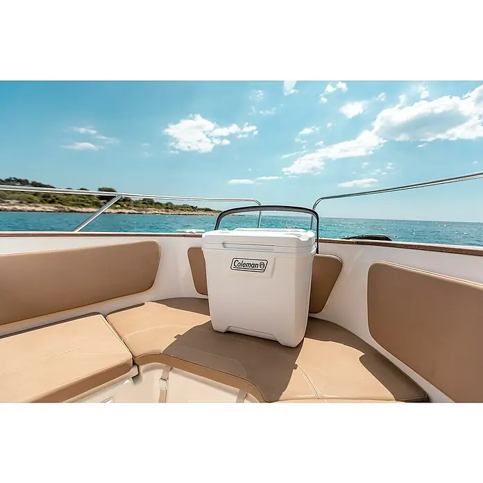 Coleman Nevera de camping Xtreme Marine - L x An x Al: 32 x 42 x 45 cm, Blanco, 26 l - Una nevera Coleman blanca en un barco, perfecta para bebidas. ¡Disfruta del paseo con bebidas frías!