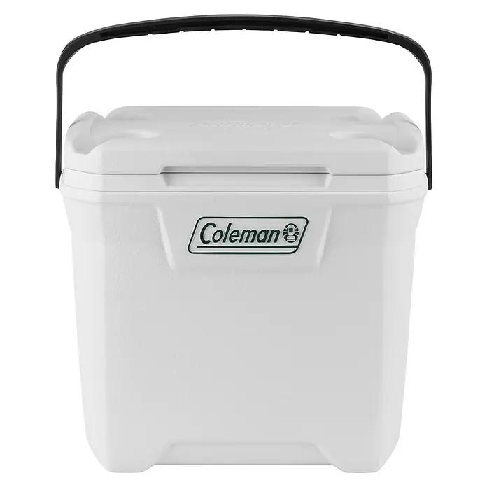 Coleman Nevera de camping Xtreme Marine - L x An x Al: 32 x 42 x 45 cm, Blanco, 26 l - Imagen de una nevera portátil blanca Coleman con asa negra para facilitar el transporte de bebidas y alimentos.
