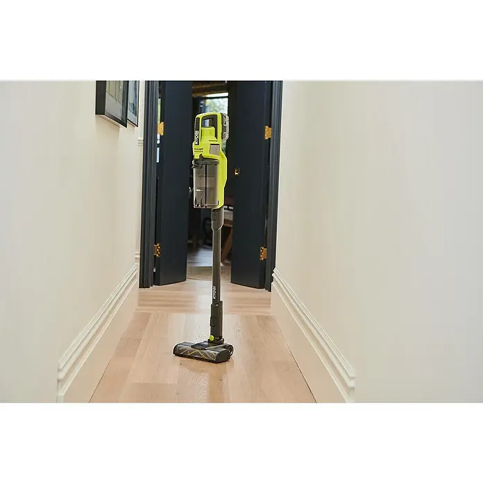 Ryobi ONE+HP Akku-Staubsauger RSV18X-1X40G - 18 V, 1 Akku, 4 Ah, Behältervolumen: 0,8 l - Ein Ryobi Akku-Staubsauger steht auf einem Holzboden. Das Gerät ist in den Farben Grün und Schwarz gehalten und wirkt sehr modern.