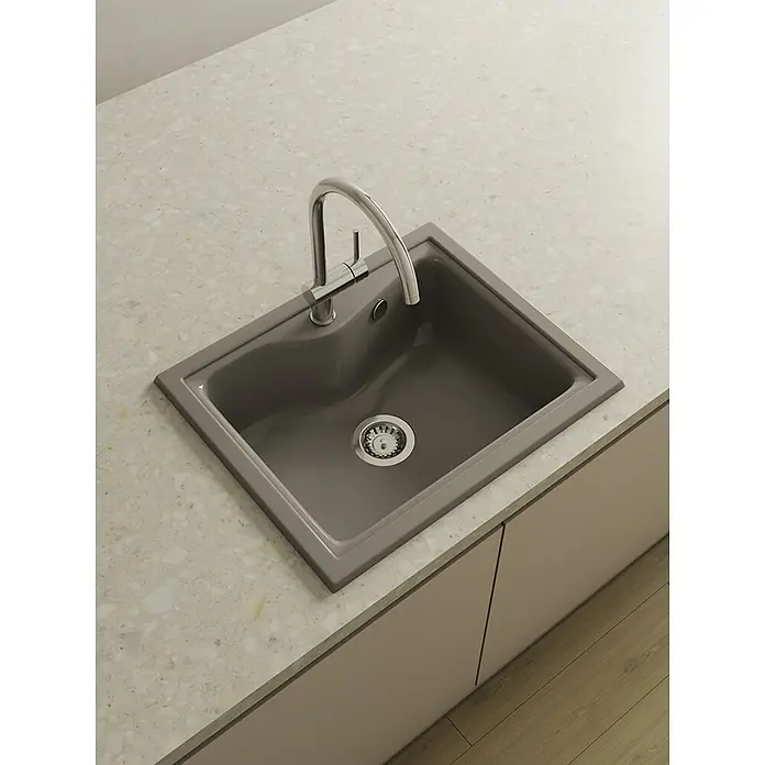 Poalgi Fregadero encastrable City 320 - 51 x 62 cm, Material compuesto - Un fregadero gris moderno con un elegante grifo cromado, situado en una elegante encimera de cocina con un patrón moteado.