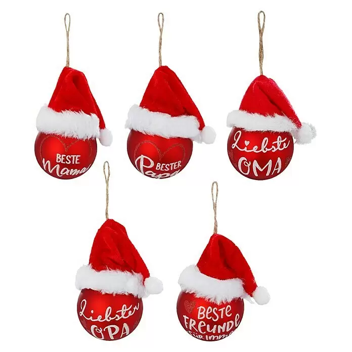 Weihnachtskugeln Mit Weihnachtsmütze - Rot, Glas, Durchmesser: 6 cm, 1 Stk. - Fünf rote Weihnachtskugeln mit Weihnachtsmützen und weißen Aufschriften wie "Beste Mama", hängend an einer Jutekordel.