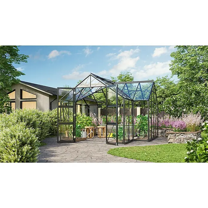Vitavia Gewächshaus Campus - Außenmaß inkl. Dachüberstand (B x T): 383,4 x 383,3 cm, Material Seitenwand: Glas, 3 mm, Schwarz - Das Bild zeigt ein modernes Gewächshaus mit schwarzem Rahmen in einem üppigen Garten, umgeben von Pflanzen und einem gepflasterten Weg.