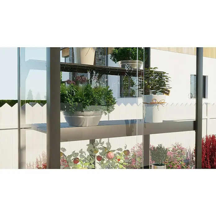 Gewächshaus-Einlegeboden für Balkongewächshaus80,5 x 11 x 6,5 cm, Dunkelgrau/Schwarz - Nahaufnahme eines Balkons mit verschiedenen Pflanzen in Töpfen, die durch eine Glaswand betrachtet werden.