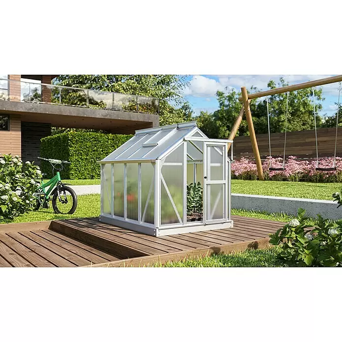 Vitavia Gewächshaus Merlin - Außenmaß inkl. Dachüberstand (B x T): 87,2 x 111,6 cm, Material Seitenwand: Kunststoff, 4 mm, Aluminium - Kleines Aluminium-Gewächshaus mit lichtdurchlässigen Platten auf Holzterrasse im Garten, Pflanzen enthaltend.