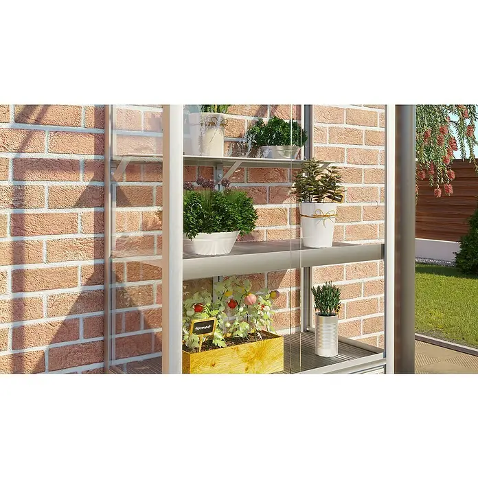 Gewächshaus-Einlegeboden für Balkongewächshaus - 80,5 x 11 x 6,5 cm, Alu eloxiert - Ein Gewächshaus mit Pflanzen in Töpfen auf mehreren Regalen, vor einer Backsteinmauer. Das Gewächshaus bietet Schutz und eine ansprechende Präsentation.