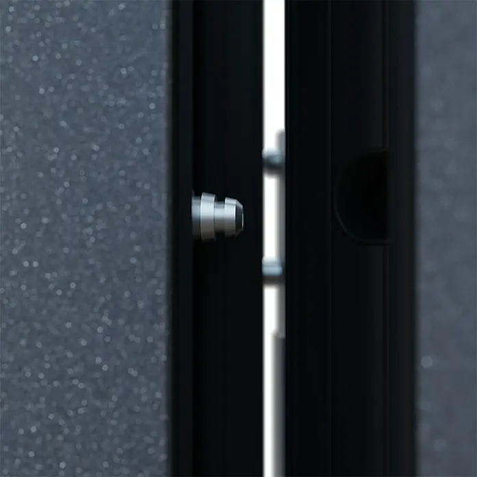 FM Türen Haustür AS68-05 - 110 x 210 cm, DIN Anschlag: Links, Anthrazit - Nahaufnahme einer geöffneten Tür, die die Details des Türschlosses und der Beschläge hervorhebt.