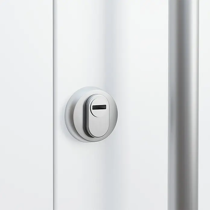 FM Türen Haustür DS92-16 RC 2 - 100 x 200 cm, DIN Anschlag: Links, Weiß - Nahaufnahme eines modernen, silbernen Türschlosses auf einer weißen Tür, das Design und Sicherheit vereint.