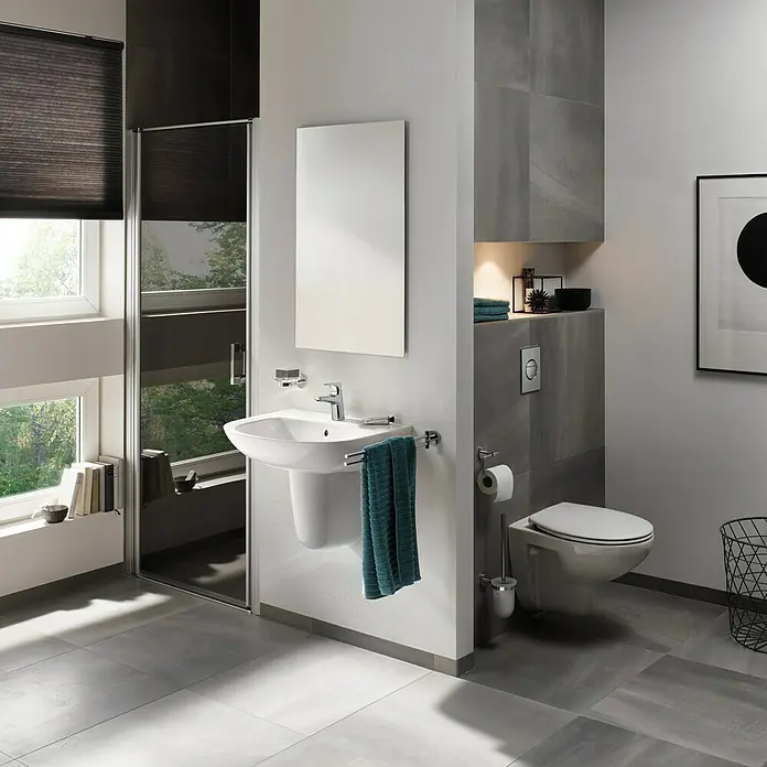 Grohe Essentials Ersatz-Seifenschale - Glas, Transparent - Ein modernes Badezimmer mit einem stilvollen Waschtisch und einer hängenden Toilette, die Eleganz und Funktionalität vereinen.