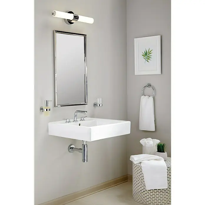Grohe Essentials Seifenspender - Mit Halterung, Chrom, Glänzend - Ein modernes Badezimmer mit einem eckigen Waschbecken, Chromarmaturen und einem minimalistischen Design für ein elegantes Ambiente.