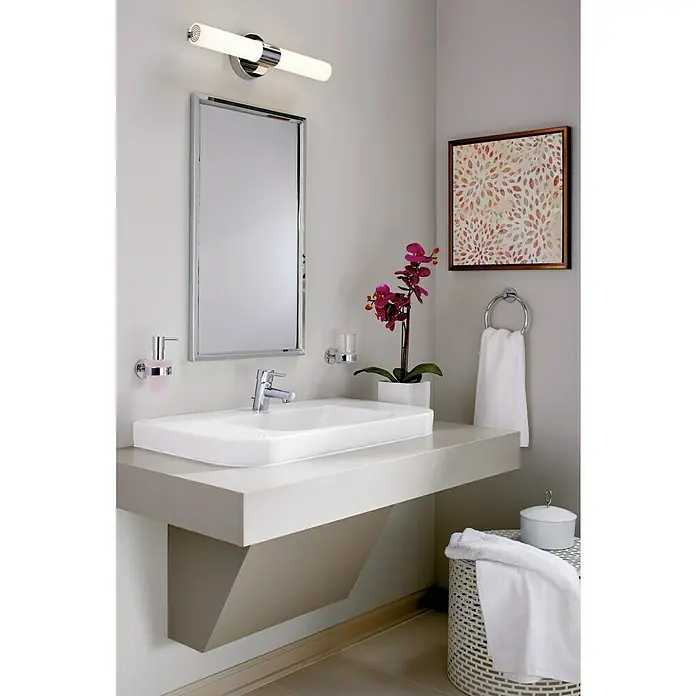 Grohe Essentials Seifenspender - Mit Halterung, Chrom, Glänzend - Helles Badezimmer mit Waschtisch, Spiegel und Wandleuchte für stilvolle Beleuchtung.