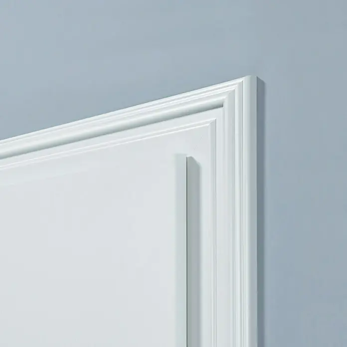 Kilsgaard Türzarge profiliert735 x 1.985 mm, Wandstärke: 125 mm, DIN Anschlag: Links, Weiß lackiert, ähnlich RAL 9010 - Detailaufnahme einer weißen Tür mit profilierter Zierleiste, die Eleganz und Handwerkskunst vereint. Perfekt für stilvolle Innenräume.