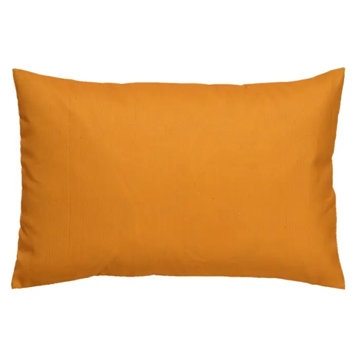 Outdoor-Kissen Santorini - Golden Glow, 60 x 40 cm, Polyester - Nahaufnahme eines quadratischen, goldfarbenen Kissens mit einer subtilen Textur und einer hellen Umrandung auf einem neutralen Hintergrund.
