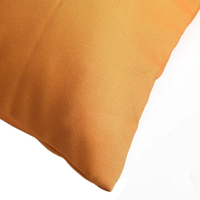Outdoor-Kissen Santorini - Golden Glow, 60 x 40 cm, Polyester - Warmes orangefarbenes Kissen aus strukturiertem Stoff, aus einem Eckwinkel gesehen.