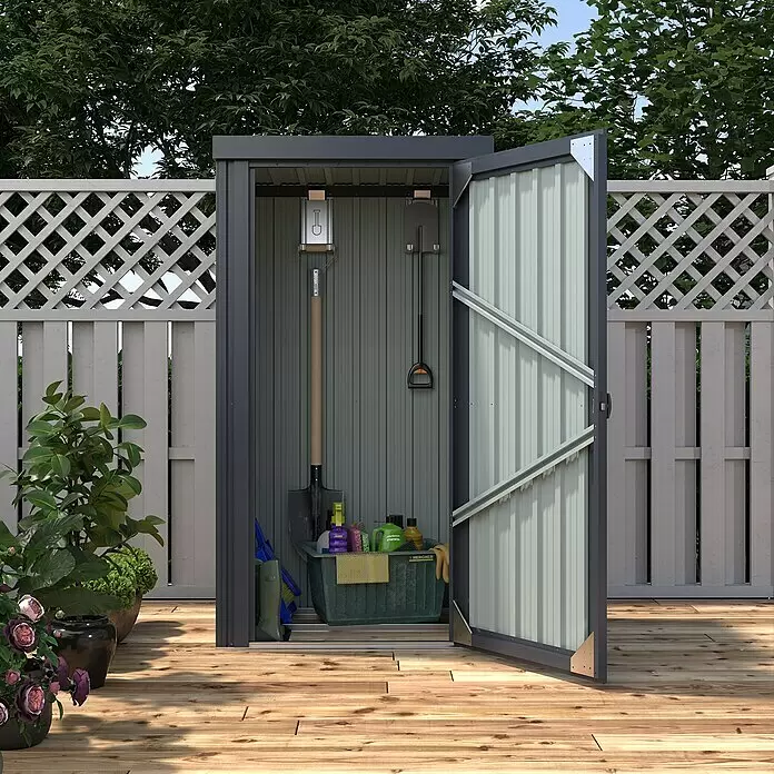 Vitavia Geräteschrank - 98 x 81 cm, Stahl, Anthrazit - Kompakter dunkelgrauer Metall-Gartenschrank, geöffnet mit Schaufeln und Reinigungsutensilien, auf Holzterrasse.