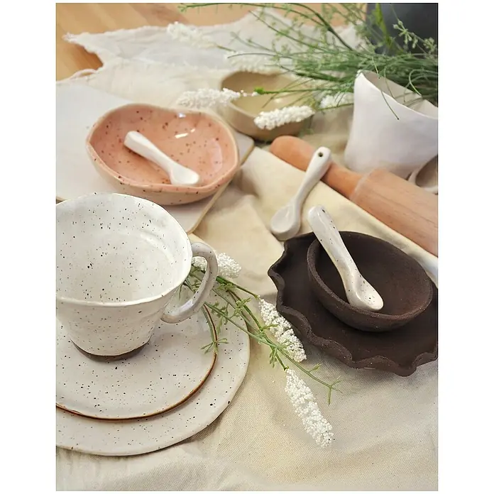 Pasta para modelismo Gres Zamora - 5 kg, Fino - Un primer plano de vajilla de cerámica artesanal, que incluye una taza, un plato y cuencos de varios colores y tamaños.