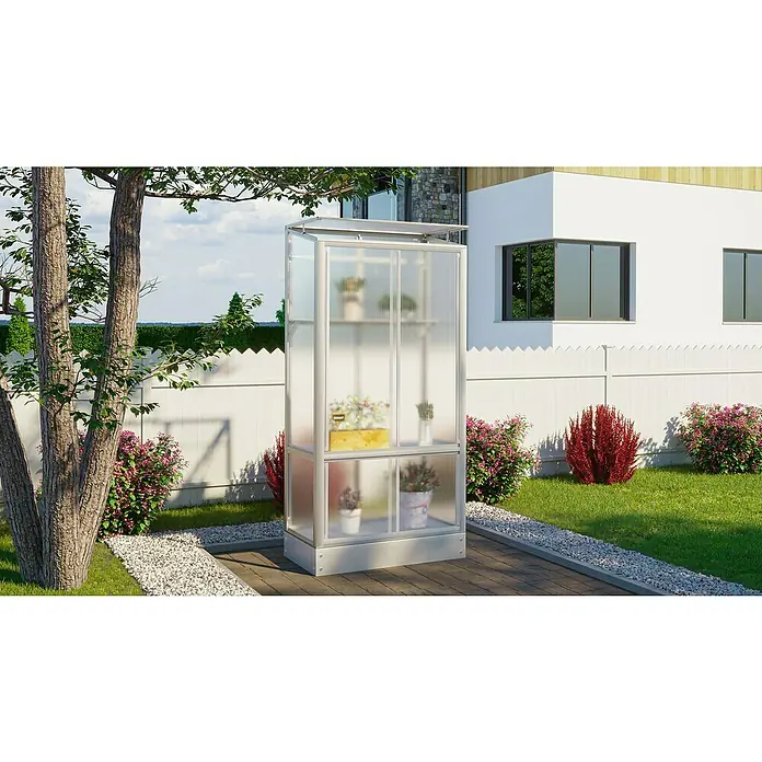 Vitavia Gewächshaus Stad - Außenmaß inkl. Dachüberstand (B x T): 81,2 x 42,8 cm, Material Seitenwand: Kunststoff, 4 mm, Aluminium - Ein Gewächshaus für den Garten. Das Gewächshaus ist mit Pflanzen und Blumen gefüllt und steht auf einem gepflasterten Weg.