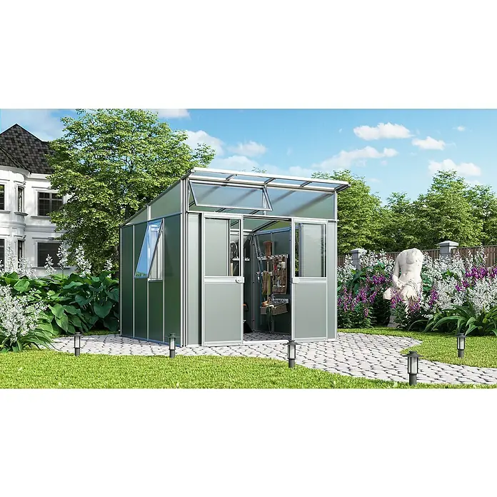 Vitavia Gerätehaus Kosmos 7800Außenmaß inkl. Dachüberstand (B x T): 267 x 295 cm, Aluminium, Alu/ Grau - Ein modernes Gewächshaus mit transparenten Paneelen und geöffneten Fenstern, eingebettet in eine grüne Gartenlandschaft.