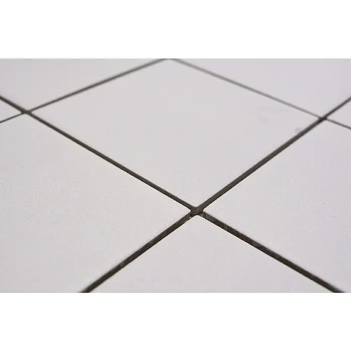 Mosaikfliese Uni RAT 200 - 29,8 x 29,8 cm, Weiß, Matt - Nahaufnahme von weißen Fliesen mit dunklen Fugenlinien, die ein sauberes, modernes Muster erzeugen. Ideal für minimalistische Designs.