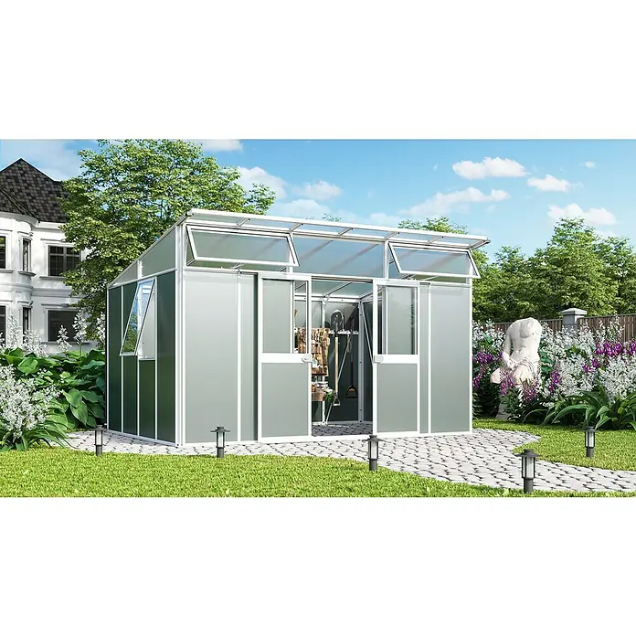 Vitavia Gerätehaus Kosmos 11500 - Außenmaß inkl. Dachüberstand (B x T): 392,8 x 295 cm, Aluminium, Weiß/ Grau - Ein modernes Gewächshaus aus Aluminium und Glas, mit geöffneten Fenstern und Schiebetüren, umgeben von einem üppigen Garten.