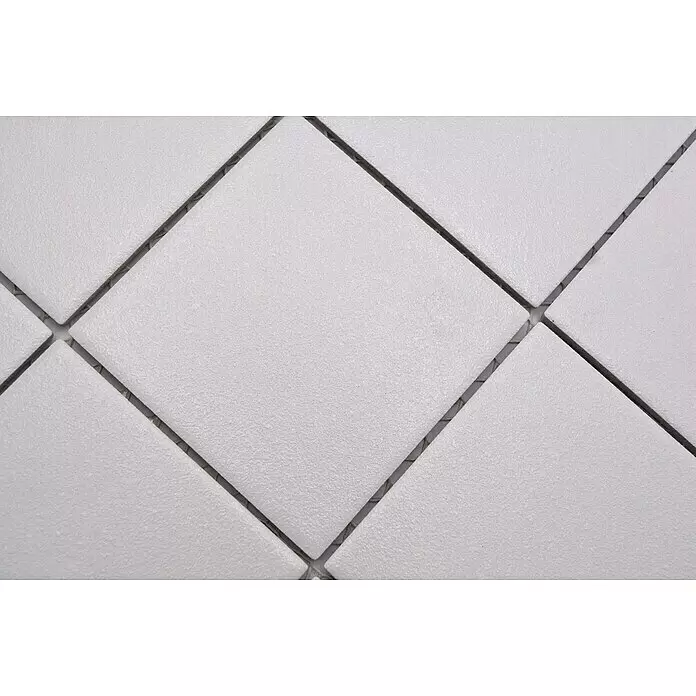Mosaikfliese Uni RAT 200 - 29,8 x 29,8 cm, Weiß, Matt - Nahaufnahme von weißen, texturierten Mosaikfliesen auf einem Netzträger. Die Fliesen sind diagonal angeordnet.