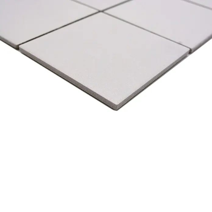 Mosaikfliese Uni RAT 200 - 29,8 x 29,8 cm, Weiß, Matt - Nahaufnahme von quadratischen, hellgrauen Akustikplatten zur Schallabsorption, ideal für Büros oder Studios.
