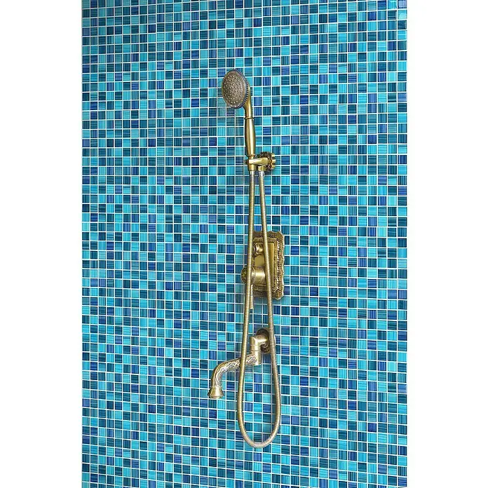 Mosaikfliese Quadrat Crystal CM 4285 - 32,7 x 30,2 cm, Blau, Glänzend - Detailaufnahme einer luxuriösen Duscharmatur mit Retro-Design vor einem Mosaikhintergrund. Sie verfügt über einen flexiblen Schlauch und verzierte Elemente.